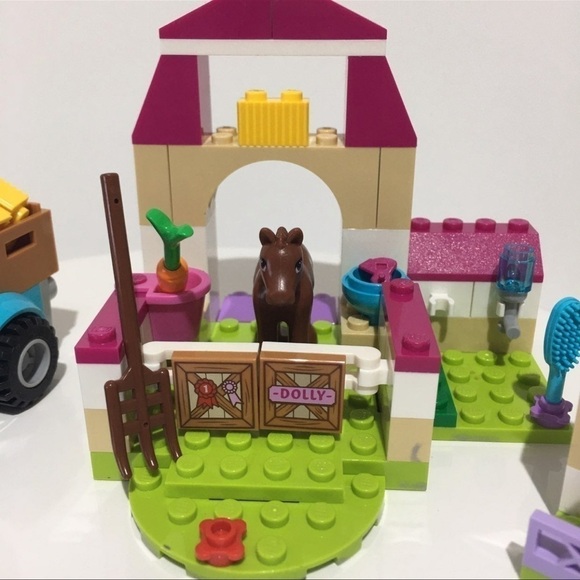 Lego Junior Friends 10746 Mias Farm Suitcase Set Horse Stable Lamb Animal Build - Picture 4 of 7